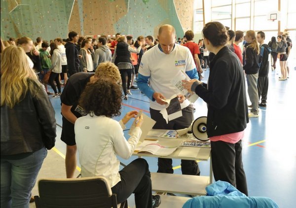 Avant course. Dépose des passeports solidaires